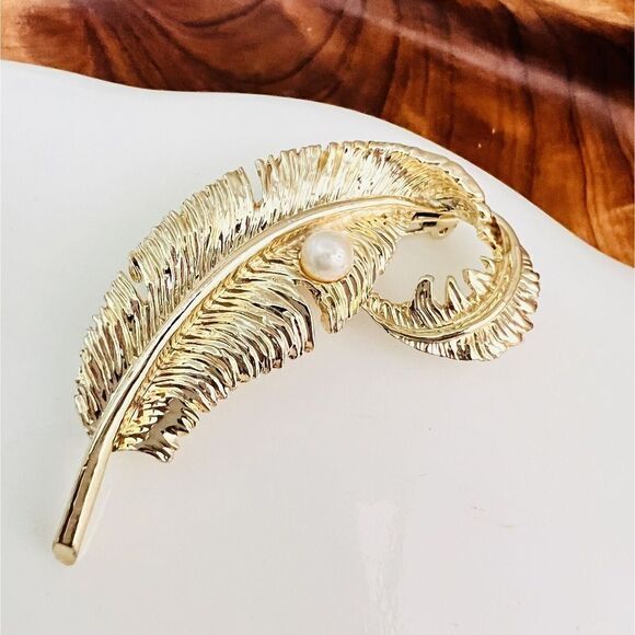 Vintage Gerry's Brooch Gold Tone Feather with Faux Pearl Signed 4152 - Picture 2 of 8